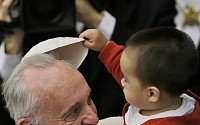 [포토]교황 모자 벗기는 아기 &quot;할아버지 모자 주세요~&quot;