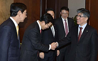 [포토]경제동향간담회 참석자들과 인사 나누는 김중수 총재