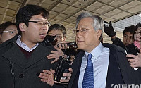 [포토]검찰 출석한 이석채 전 KT 회장ㆍㆍㆍ혐의 질문엔 묵묵부답