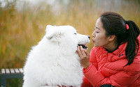 전혜빈, 순백의 강아지와 다정한 컷...한 폭의 그림 같아