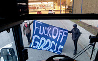 [포토]&quot;구글, 엿이나 먹어라&quot; 통근버스 공격한 주민들
