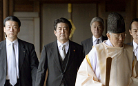[포토] 아베 신조 일본 총리, 야스쿠니 신사 참배 강행