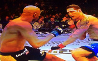 UFC 168, 앤더슨 실바 크리스 와이드먼 공격중 정강이 골절…TKO패