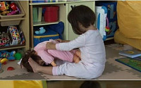 '슈퍼맨이 돌아왔다' 추사랑 인형에게 마사지…범상치 않은 손놀림
