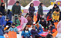 [포토] 포근한 날씨의 소한 '눈썰매 타러 왔어요'