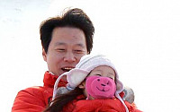 [포토]눈썰매 타는 아빠와 딸, '추워도 즐거워요!'