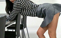 조현영, 책상에 기댄 채 엉덩이 쭉 빼고...요염한 눈빛 '왜'