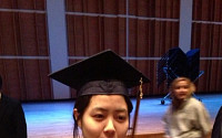 B1A4 응원 심은경 '사각모 졸업사진' 화제…어느 학교 나왔나 봤더니