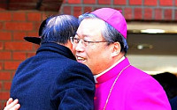 [포토]오스발도 파딜랴 주한 교황청 대사와 인사 나누는 염수정 대주교