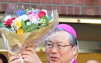[포토]축하 꽃다발 든 염진석 서울대주교