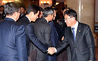 [포토]30대그룹 사장단과 인사 나누는 윤상직 장관