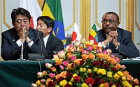 [포토] 아베, 아프리카서 ‘돈풀기’로 중국 견제