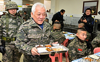 [포토]배식 받아 자리로 향하는 김한길 대표