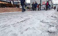 [포토] 얼어붙은 도로 '출근길 시민들 불편'