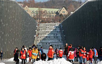 [포토] 눈 쌓인 이대교정 둘러보는 중국인 관광객들