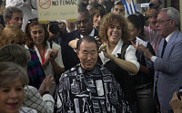 [포토]머리 깎는 반기문 총장, 몰려든 쿠바 시민들