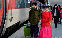 [포토] '한복차려 입고 고향가요' 열차로 향하는 신혼부부