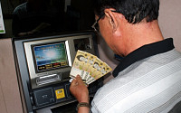 설 명절, 은행원 대신하는 현금자동입출금기(ATM)