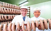 “돼지고기 가격 불균형 잡는다”…이마트, 소시지 즉석제조 매장 오픈