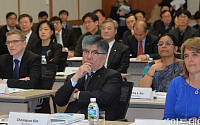 [포토] 기조연설 듣는 김중수 한은총재 '국제 화폐 콘퍼런스'