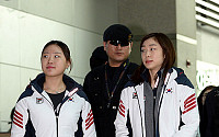 김연아 출국 현장서, 김해진에 발 밟혀 당황… &quot;얼마나 아팠을까&quot;