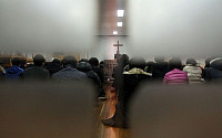 [포토]진천중앙교회 교인들, 테러희생자를 위한 기도