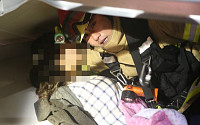 [포토]코오롱 리조트 붕괴, 부산외대 신입생 구출에 '안간힘'