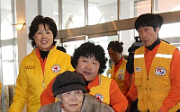 [포토]이산가족 상봉단 속초 도착, '휠체어 탄 전초월 할머니'