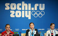 [포토]김연아 쇼트 1위, 기자회견장에서도 여유로운 여왕