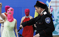 '반 푸틴' 푸시 라이엇, 소치 공연중 경찰에 채찍질