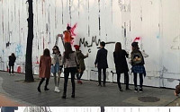 소녀시대 셀프 홍보, 스프레이 들고 벽에 낙서...어디?