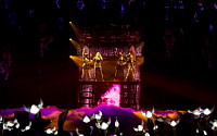 2NE1, 1만 2000여 관객과 월드 투어 시작... 숨 쉴 틈 없는 뜨거운 무대 (종합)