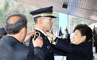 [포토] 경찰대 졸업식에 참석한 박근혜 대통령 &quot;장하다! 대한의 아들들아~&quot;