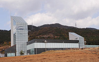 [포토]제석산 아래 자리한 태백산맥 문학관