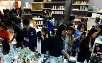[포토]2014 서울리빙디자인페어, '제품 살펴보는 관람객들'