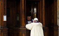 [포토]프란치스코 교황, 일반사제 앞에 무릎 꿇고 '고해성사'