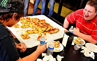 6.8kg 초거대 피자 칼로리 계산하니…&quot;성인 13끼 분량...성공 못한 이유 있었네!&quot;