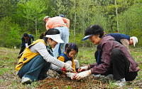 "가족과 함께 아이 이름 나무 심어요"