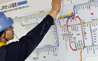 [포토]일본 소비세율 인상… 새로 붙이는 지하철 운임표