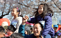 [봄꽃길 걷기대회] “마라톤 경험살려 가장 먼저 결승점 통과할 것”