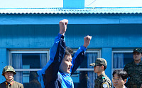 [포토]'만세'하며 군사분계선 넘는 북한 선원