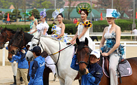 [포토] 말을 타고 패션쇼를? 세계최초 '마상패션쇼'