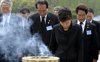 4·19 54주년 박근혜 대통령 민주 묘지 참배…나머지 공식일정은 취소