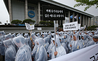 [포토] 구원파 신도들, KBS 앞에서 집회