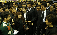 [포토] 세월호 유가족의 항의와 하소연 듣고 있는 박대통령