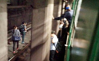 [포토] 2호선 상왕십리역 열차 추돌, 선로로 뛰어내리는 승객들