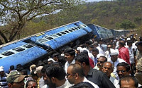 인도, 기차 탈선 사고로 최소 19명 사망