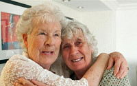 78년 만에 美서 상봉한 영국 쌍둥이 자매