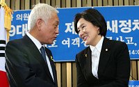 [포토] 새정치연합 새 원내대표에 박영선… 축하하는 김한길 공동대표
