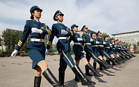 [포토] 중국 여군의장대 첫 등장… 키 173cm 이상 대졸출신